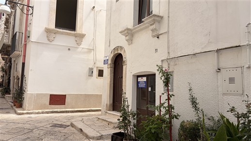Casa Indipendente Di 2 Vani Oltre Locale Al Piano Terra.